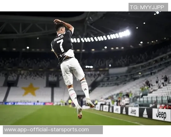 C罗训练中展现灿烂笑容期待新赛季精彩表现和更多进球挑战 C罗训练中展现灿烂笑容期待新赛季精彩表现和更多进球挑战